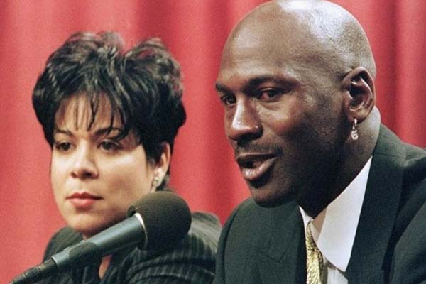 Romantic picture of Michael Jordan with his ex-wife Juanita Vanoy Jordan in press conference