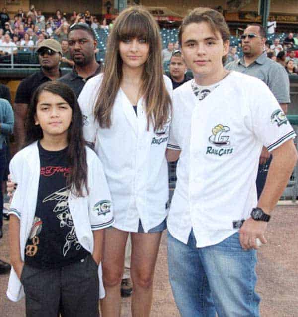 Cute Siblings: Paris Jackson with her two brothers