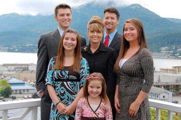 Happy family picture of Todd Palin with his wife Sarah Palin and children