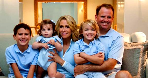 Image of TV journalist Melissa Fancis with her husband Wray Thorn and their kids