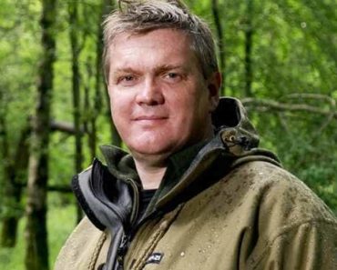 Image of Ray Mears Wife, Net Worth, Knife, Axe