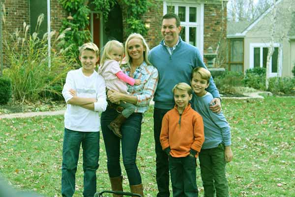 Image of Tamara Day's with her husband Bill Day and their kids