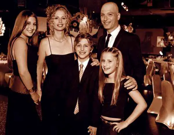 Image of Terry Mandel with her husband Howie Mandel and their kids