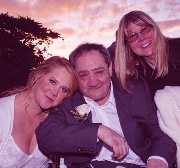 Image of Amy Schumer with her father (Gordon Schumer) and mother (Sandra Schumer)