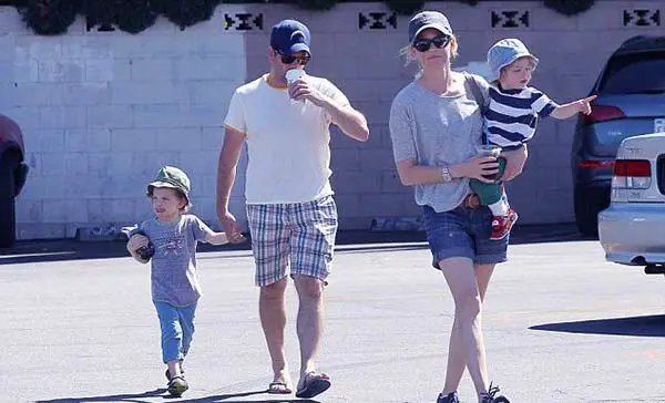 Image of Elizabeth Banks with her husband Max Handelman and with their kids