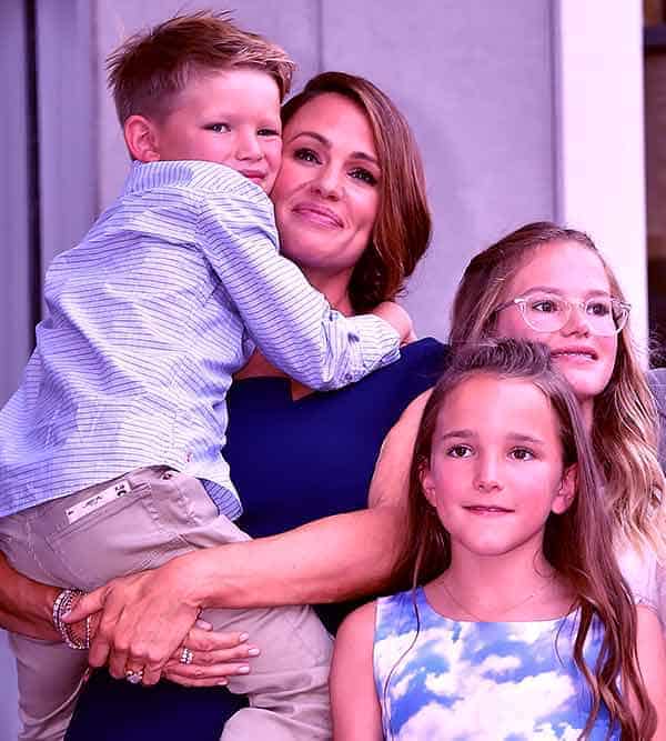 Image of Jennifer Garner with her kids