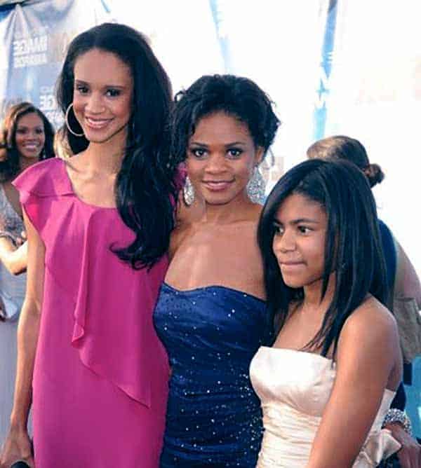 Image of Kimberly Elise with her daughters