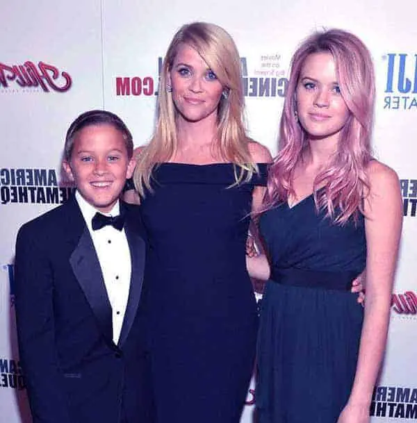 Image of Reese Witherspoon with her kids
