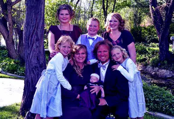 Image of Kody Brown with his wife Christine Allred and with their kids