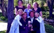 Image of Kody Brown with his wife Janelle Schriever and with their kids