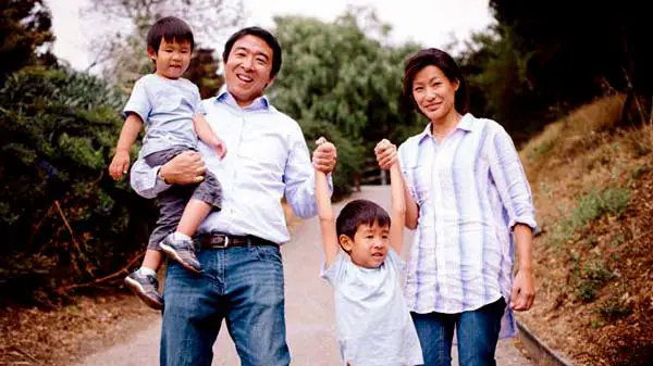 Image of Andrew Yang with his wife Evelyn Yang and with their kids 