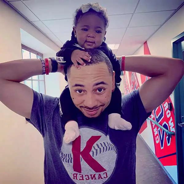 Image of Mookie Betts with his daughter Kynlee Ivory