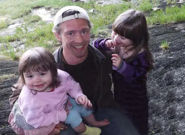 Image of Matt Brown with his daughters