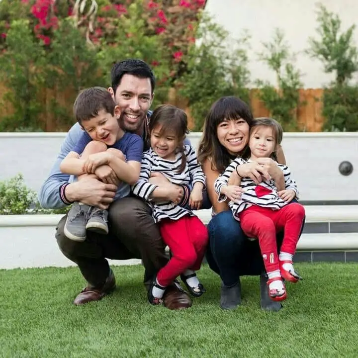 Image of Drew Scott with his wife, Linda Phan, and their kids