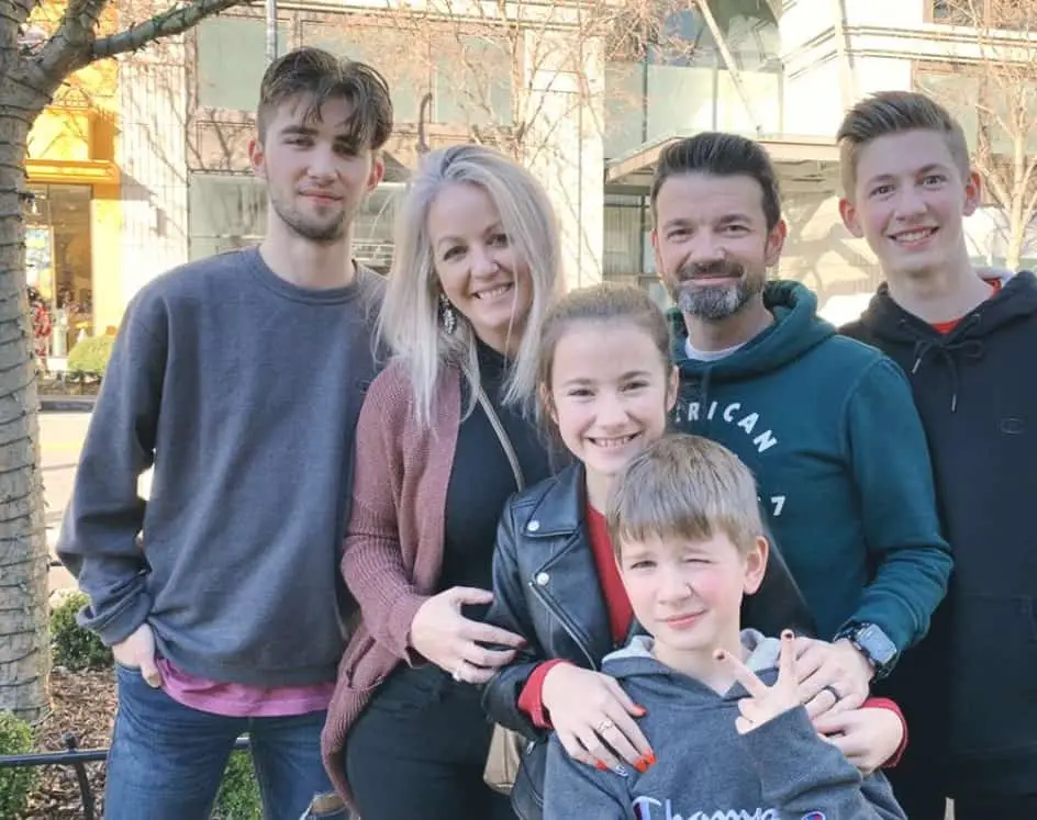 Image of Lisa Kelly with her husband and kids