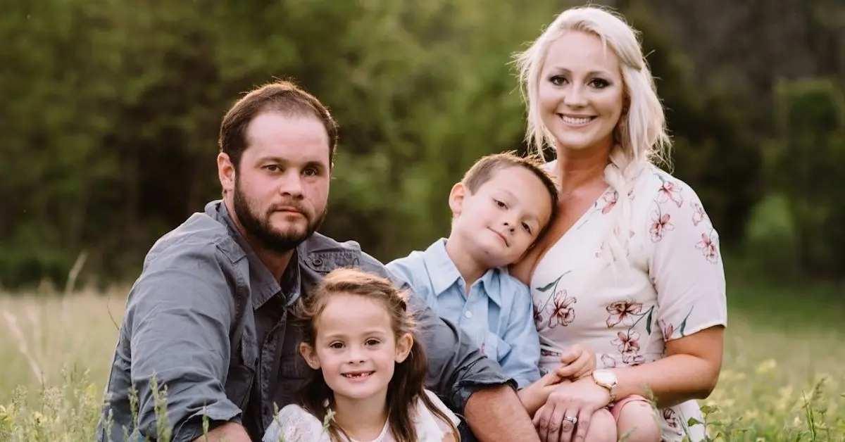 Image of Chase Looney with his wife Chelsie Lamborn Lonney and kids