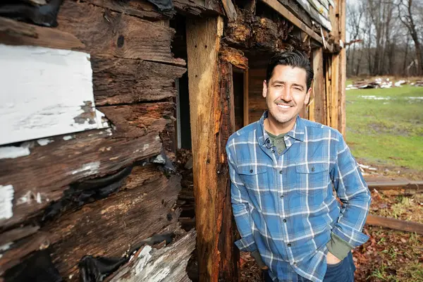 Image fo jonathan knight in the show farmhouse fixer