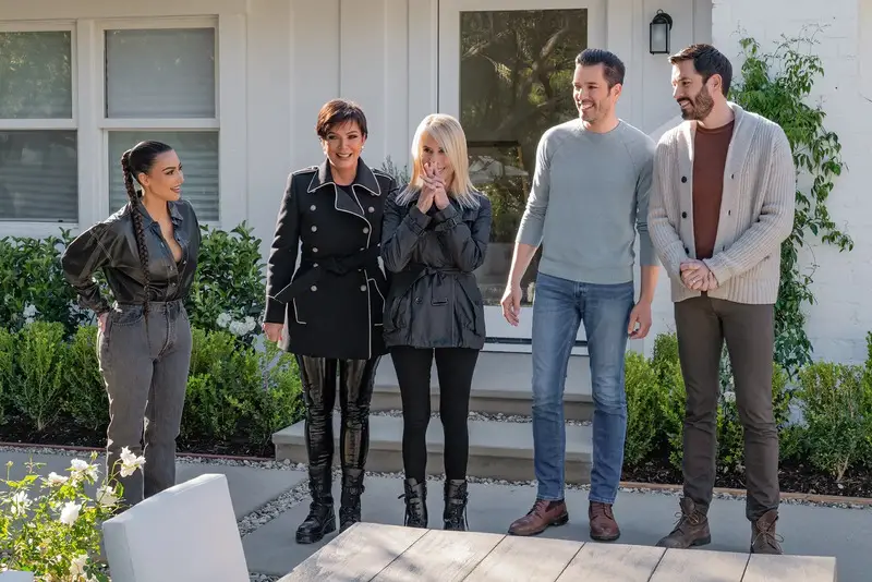 Image fo im Kardashian West, Kris Jenner, and their friend Lisa with Jonathan and Drew Scott on Celebrity I.O.U. 