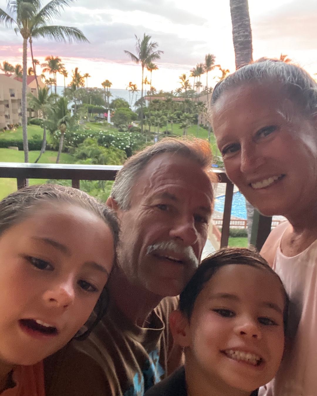 Image of Tristyn Kalama's parents and their kids together.